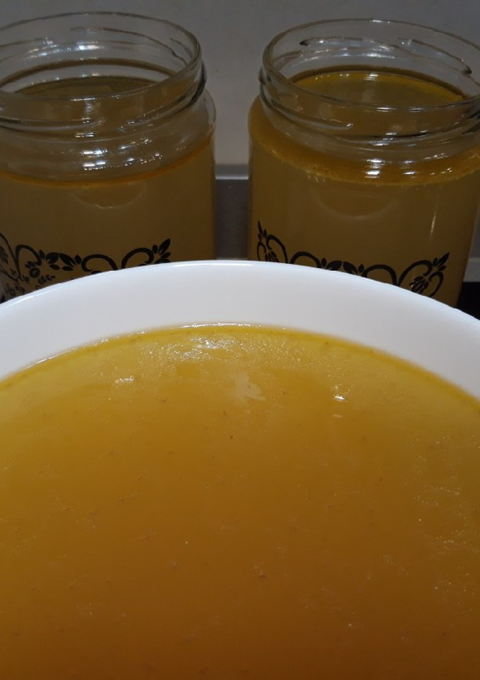 Una foto de Caldo de huesos en Instant Pot (cocción lenta)