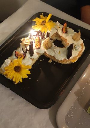 Une photo de Number cake lettre P noix de coco passion