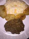 Goulash con arroz y papas doradas