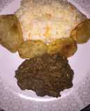 Goulash con arroz y papas doradas