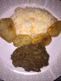 Una foto de Goulash con arroz y papas doradas