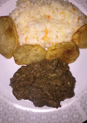 Una foto de Goulash con arroz y papas doradas