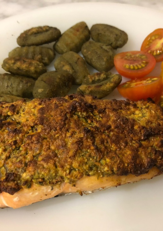 Una foto de Salmón con costra de pistacho en airfryer