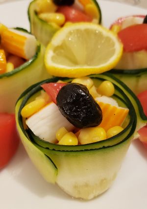 Une photo de Salade de maïs, tomate, courgette et surimi