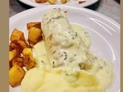 Una foto de pollo a la crema con hierbas