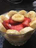 Postre de queso gouda y cremoso, banana y frutillas