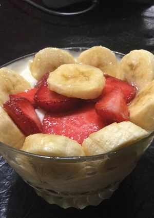 Una foto de Postre de queso gouda y cremoso, banana y frutillas