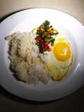 Nasi Telur Ceplok dengan Scallion Oil