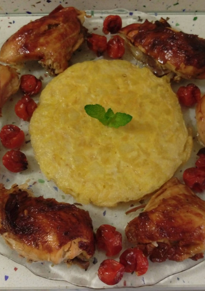 Una foto de Picantón y tomatitos asados con tortilla de patatas al estilo de mi madre