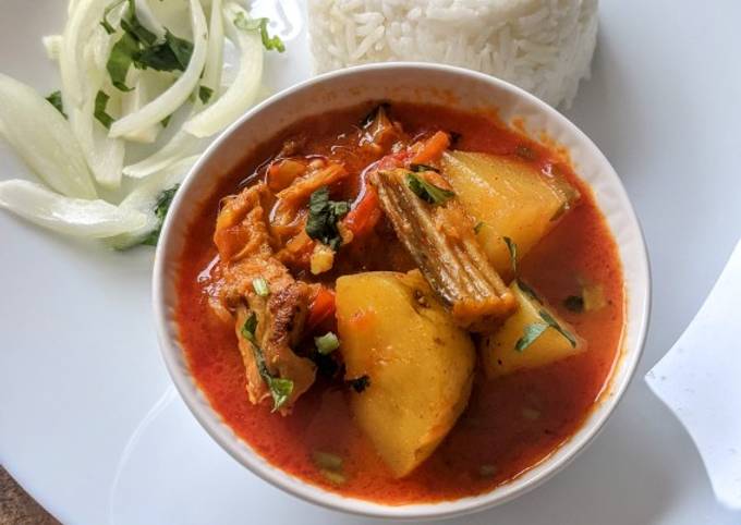 Bombil batata rassa (dry Bombay duck curry)