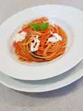 Spaghetti con pomodoro e stracciatela di burrata