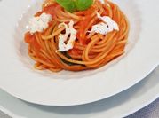 Una foto di pasta con stracciatella