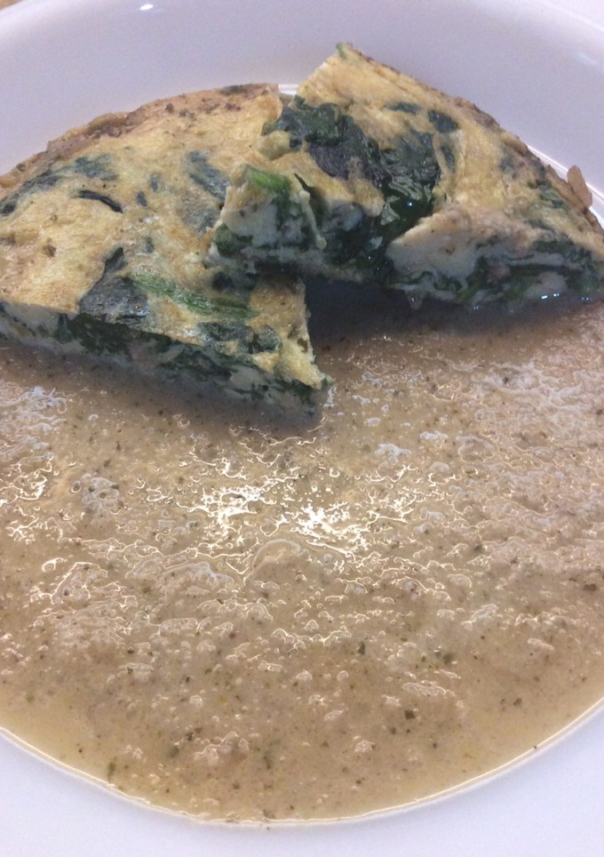 Una foto de Tortilla de espinacas con salsa