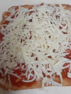 A picture of Bread Pizza 🍕🍅🍕 in a pan.