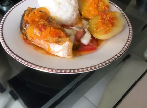 Una foto de Bagre en Salsa Criolla