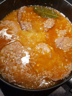 Una foto de Filetes en salsa cremosa de cebolla