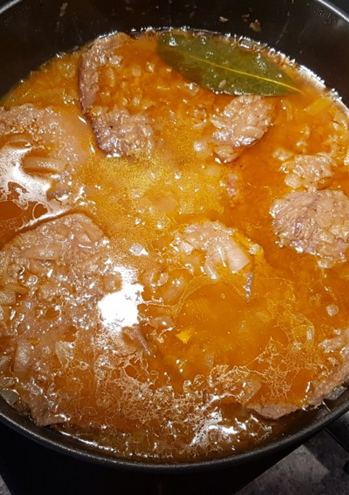 Una foto de Filetes en salsa cremosa de cebolla