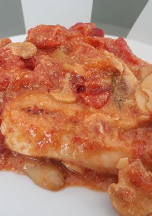 Una foto de Pechuga de pollo con salsa de champiñones y tomates