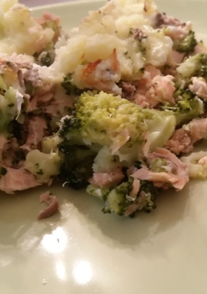Una foto de Pastel de salmón y brócoli con boniato