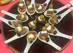 Una foto de Entrante de anchoa casera con mozzarella y.
