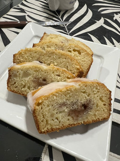 Una foto de Budín de peras y mermelada de frutilla súper esponjoso!!!