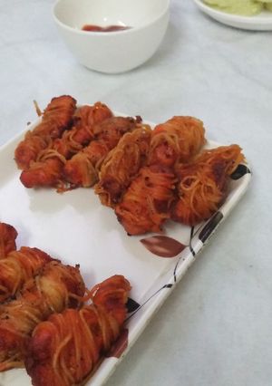 A picture of Noodle wrapped chicken fritters.