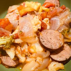 A picture of Red Onion with Chicken Smoked Sausage.