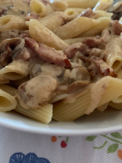 Una foto de Macarrones con bacon y champiñones