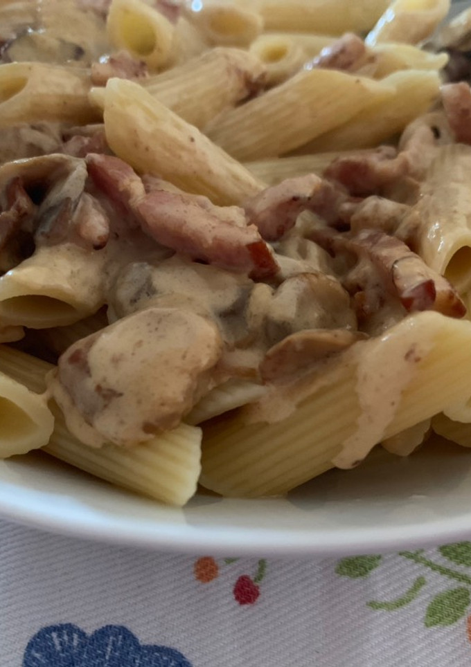 Una foto de Macarrones con bacon y champiñones