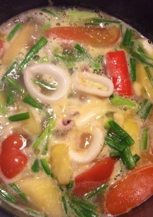 Hình của món Canh thơm, cà chua chung sống cùng mực.