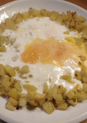 Reggeli - hagymás krumpli tojással recept fotója