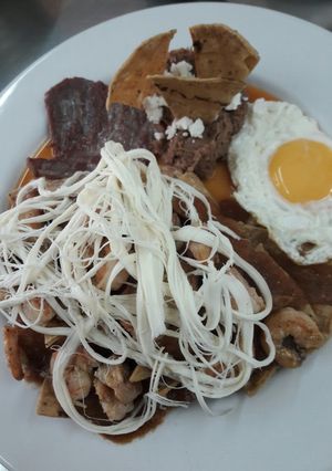 Una foto de Chilaquiles con camarones y salsa de chile habanero