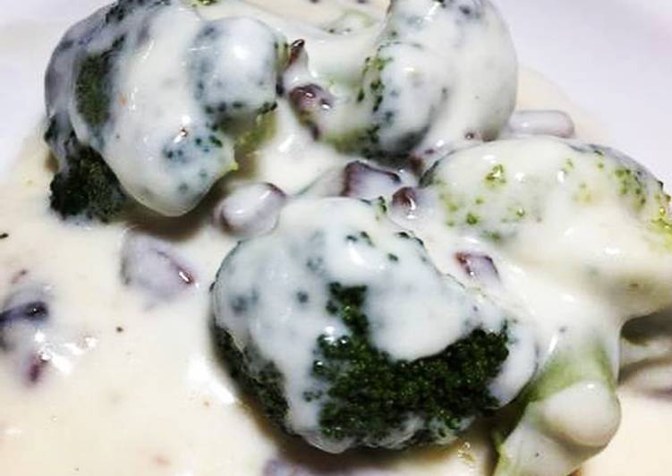 Brócolis ao molho branco e bacon