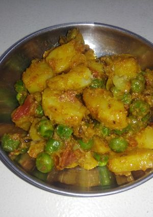 आलू मटर (Aloo Matar recipe in hindi) रेसिपी मुख्य फोटो