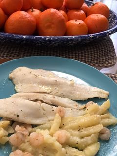 Una foto de Merluza al horno con gambitas y patatas, exprés
