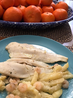 Una foto de Merluza al horno con gambitas y patatas, exprés