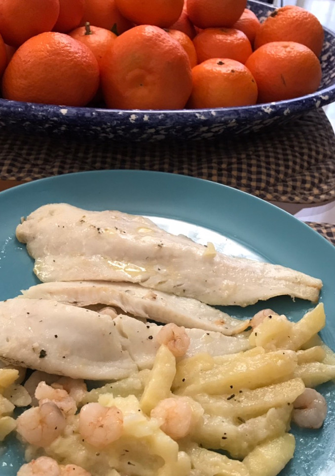 Una foto de Merluza al horno con gambitas y patatas, exprés