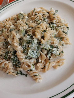 Una foto de Pasta con salsa de acelgas y requesón con un toque de limón