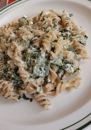Una foto de Pasta con salsa de acelgas y requesón con un toque de limón