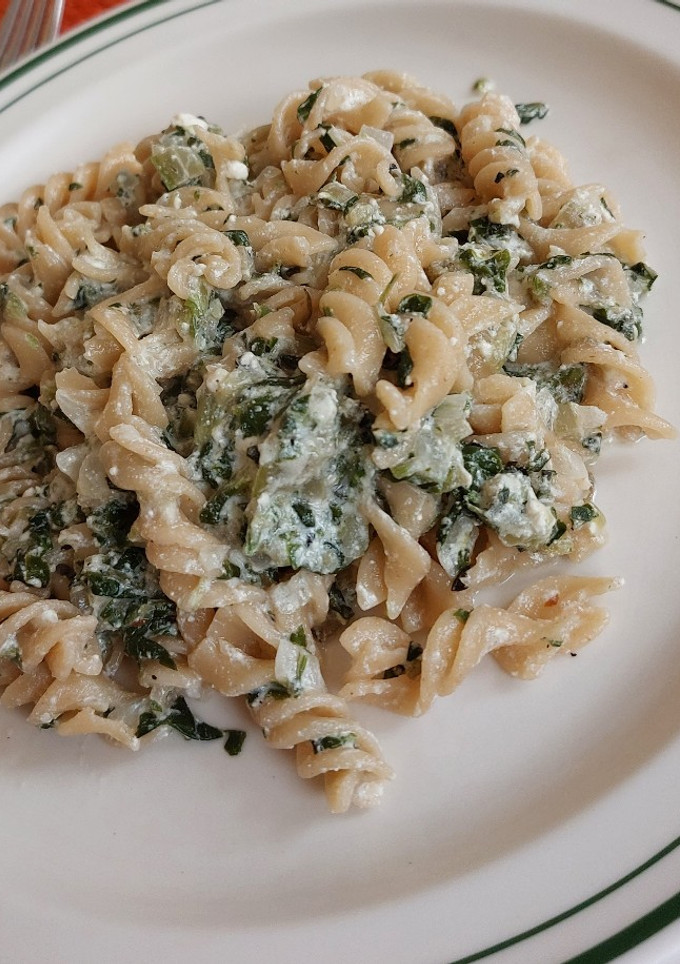 Una foto de Pasta con salsa de acelgas y requesón con un toque de limón