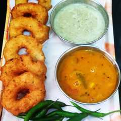 A picture of क्रिस्पी मेंदु वड़ा (Crispy medu vada recipe in Hindi).