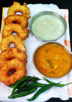 क्रिस्पी मेंदु वड़ा (Crispy medu vada recipe in Hindi) रेसिपी मुख्य फोटो