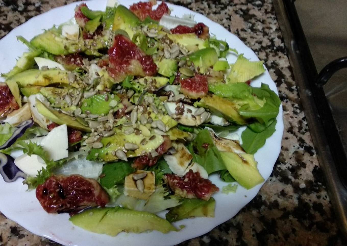 Ensalada ligera con higos, mozzarella y aguacate