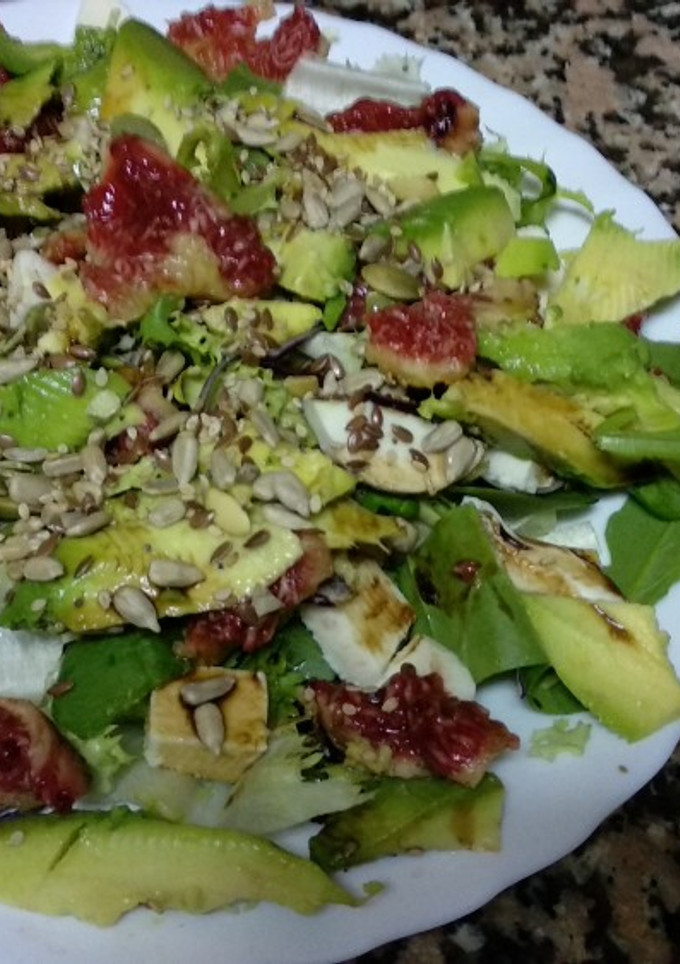 Una foto de Ensalada ligera con higos, mozzarella y aguacate