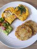 Omelette relleno, hashbrown y crema de aguacate