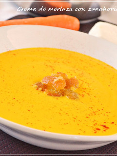Una foto de Crema de merluza y zanahoria con pan de ajo (Thermomix)