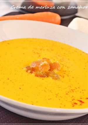 Foto principal de Crema de merluza y zanahoria con pan de ajo (Thermomix)