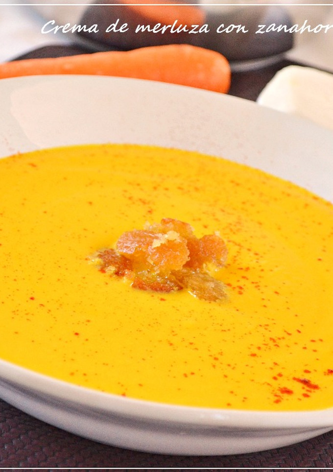 Una foto de Crema de merluza y zanahoria con pan de ajo (Thermomix)