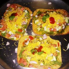 A picture of Khakhra chat.