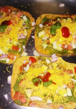 A picture of Khakhra chat.
